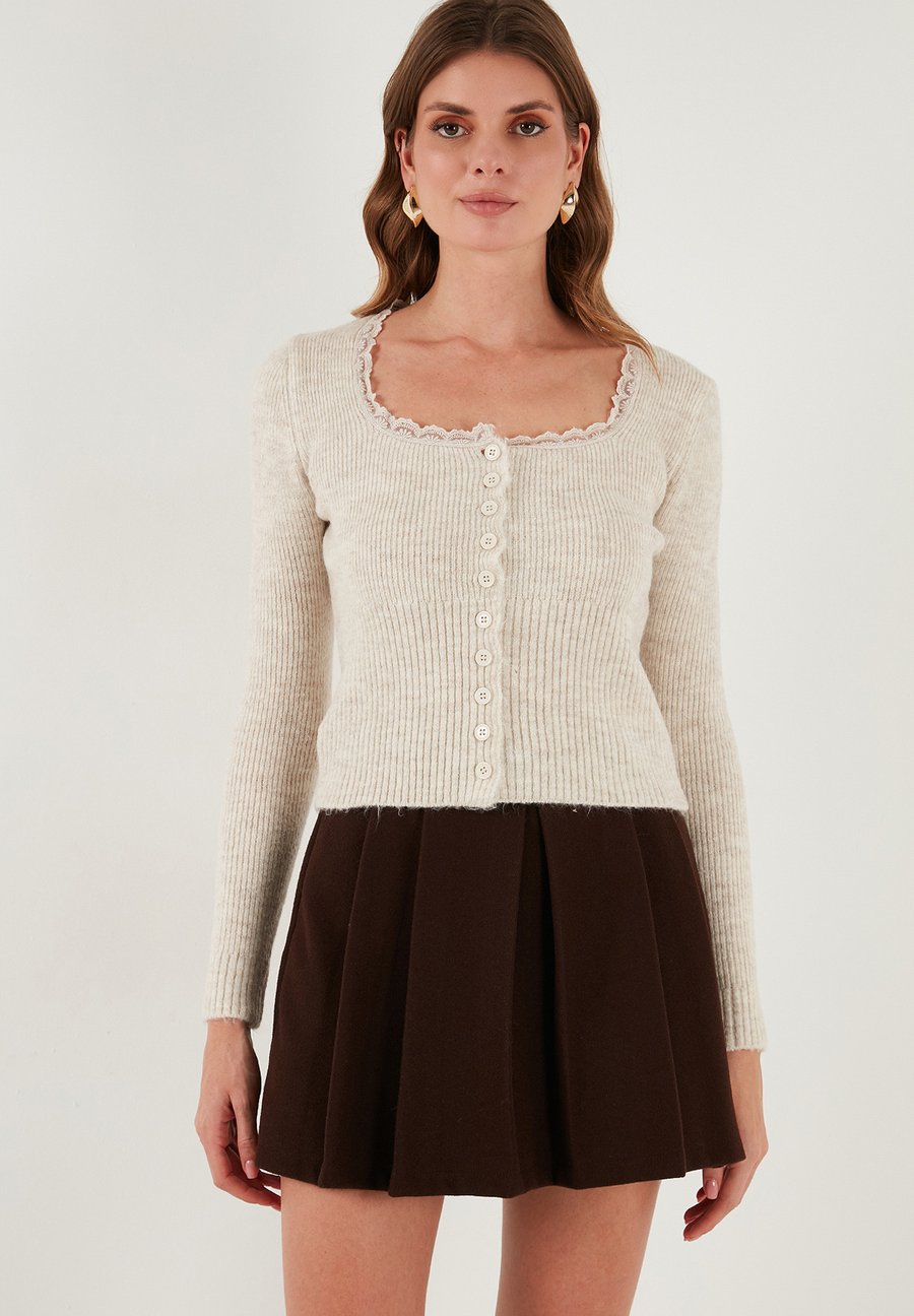 Кардиган LELA Cardigan, Stone
Кардиган LELA Cardigan, Stone
