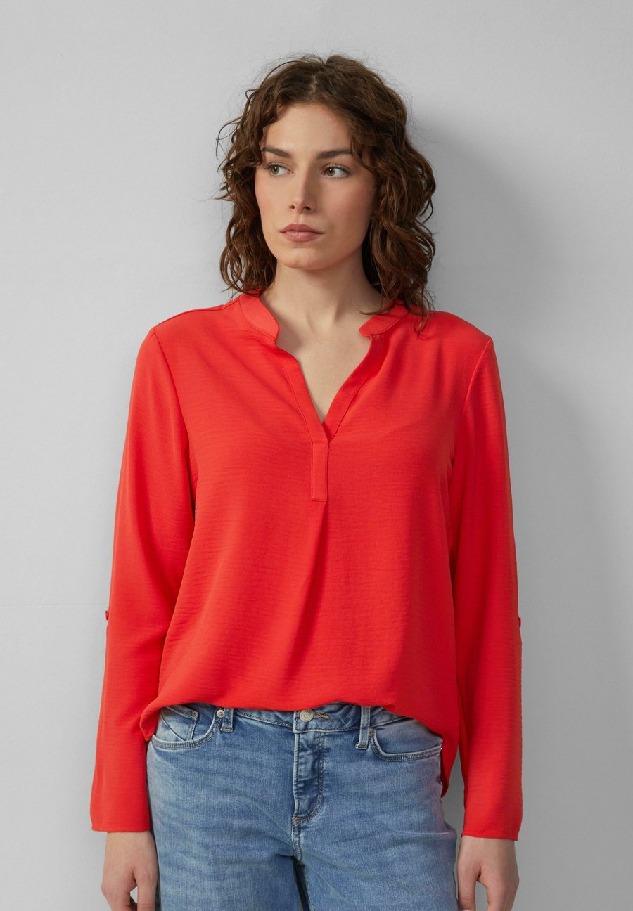 Блуза QS MIT ÄRMELN ZUM KREMPELN, Rot/Red
Блуза QS MIT ÄRMELN ZUM KREMPELN, Rot/Red