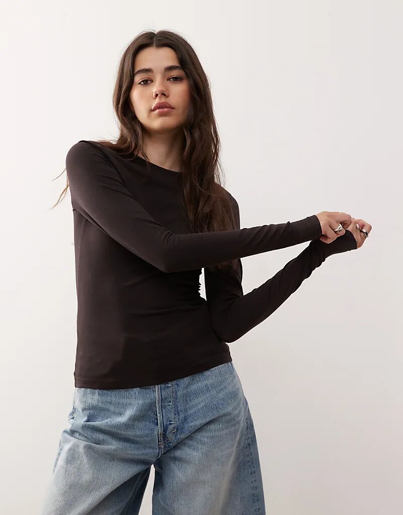 Облегающий топ с длинными рукавами в будний день темно-коричневого цвета
Облегающий топ с длинными рукавами в будний день темно-коричневого цвета