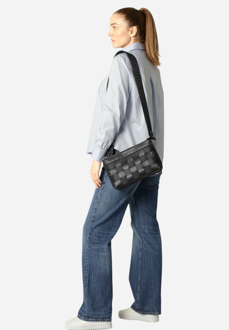 Сумка кросс-боди Ilse Jacobsen Cross body bag, Schwarz/Black
Сумка кросс-боди Ilse Jacobsen Cross body bag, Schwarz/Black