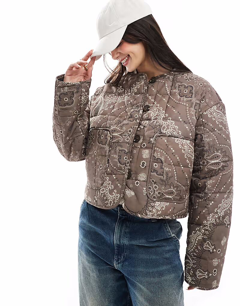 Укороченная стеганая куртка без воротника ASOS DESIGN шоколадно-коричневого цвета с принтом в виде банданы, Коричневый, Укороченная стеганая куртка без воротника ASOS DESIGN шоколадно-коричневого цвета с принтом в виде банданы
Укороченная стеганая куртка без воротника ASOS DESIGN шоколадно-коричневого цвета с принтом в виде банданы, Коричневый, Укороченная стеганая куртка без воротника ASOS DESIGN шоколадно-коричневого цвета с принтом в виде банданы