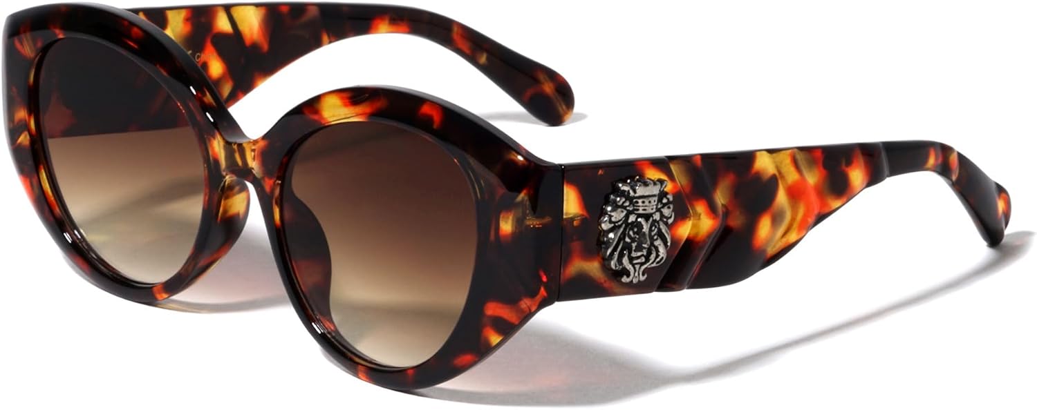 Kleo Highness - Большие ретро-солнцезащитные очки в форме «кошачий глаз» с закругленными боковыми линзами и медальоном в виде головы льва, в стиле хип-хоп, LH-P4058, Brown Demi
Kleo Highness - Большие ретро-солнцезащитные очки в форме «кошачий глаз» с закругленными боковыми линзами и медальоном в виде головы льва, в стиле хип-хоп, LH-P4058, Brown Demi