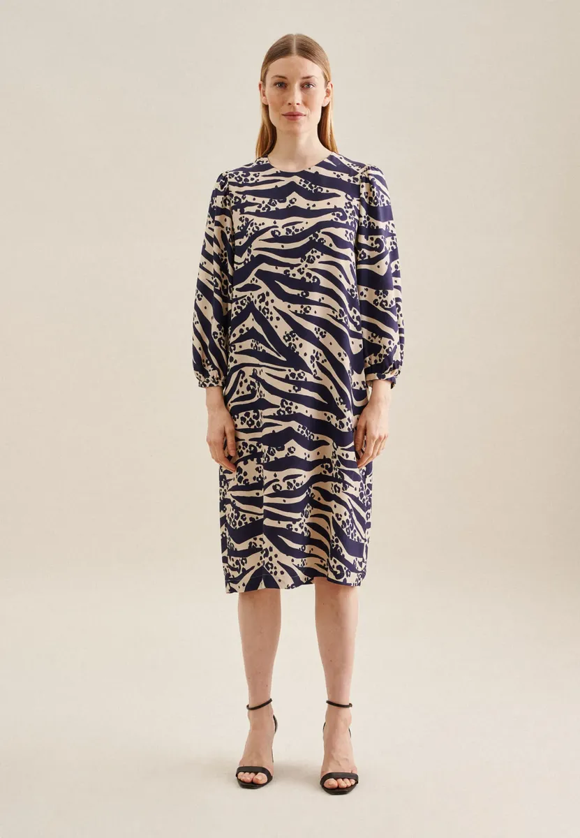 Seidensticker летнее платье "Black Rose", рукав 7/8, круглый вырез животного, синий
Seidensticker летнее платье "Black Rose", рукав 7/8, круглый вырез животного, синий