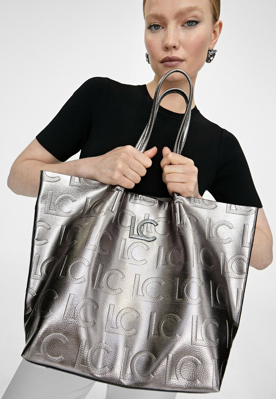 Сумка LOLA CASADEMUNT SHOPPER, Silver-Coloured\N/Silver-Coloured
Сумка LOLA CASADEMUNT SHOPPER, Silver-Coloured\N/Silver-Coloured