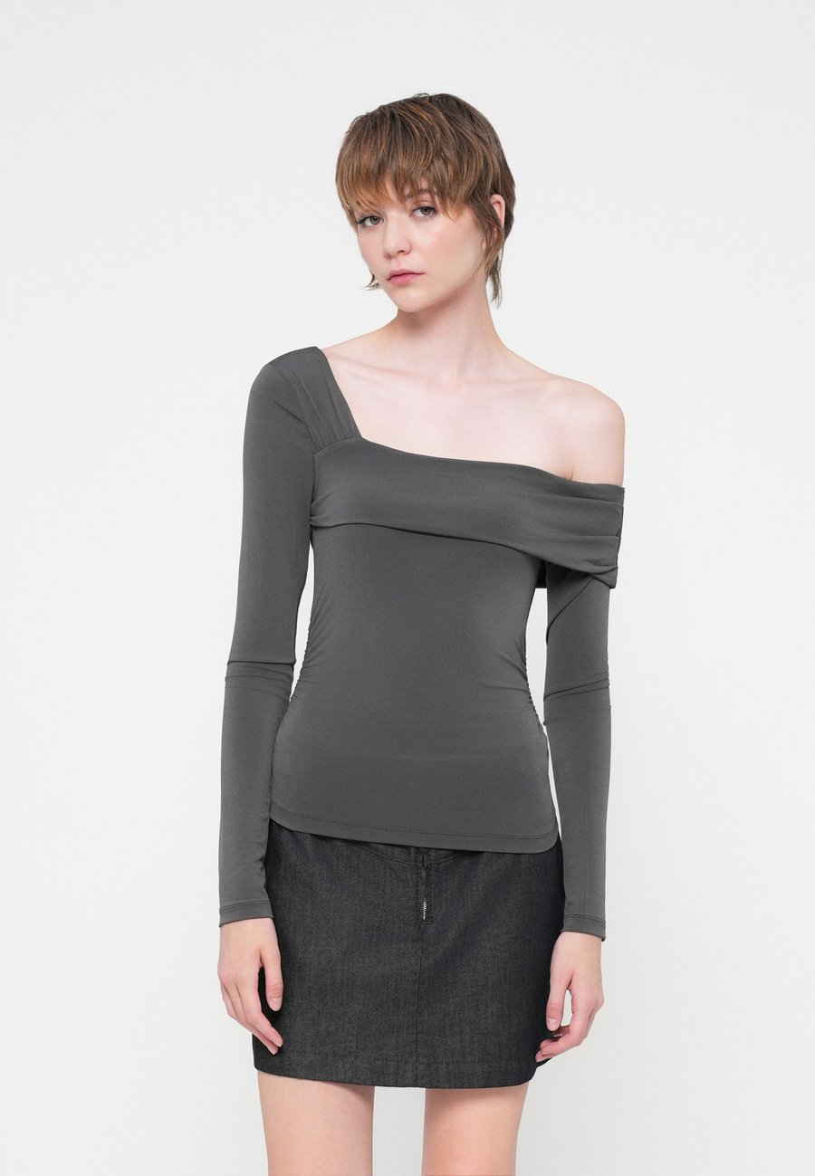 Топ LeGer by Lena Gercke CHARLEEN LONGSLEEVE, Dunkelgrau/Dark Grey
Топ LeGer by Lena Gercke CHARLEEN LONGSLEEVE, Dunkelgrau/Dark Grey