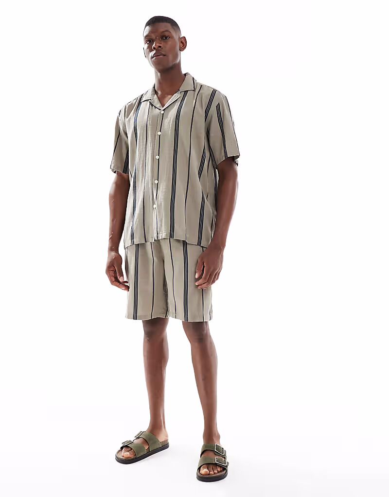 Короткие льняные шорты в бежевую полоску Only & Sons
Короткие льняные шорты в бежевую полоску Only & Sons