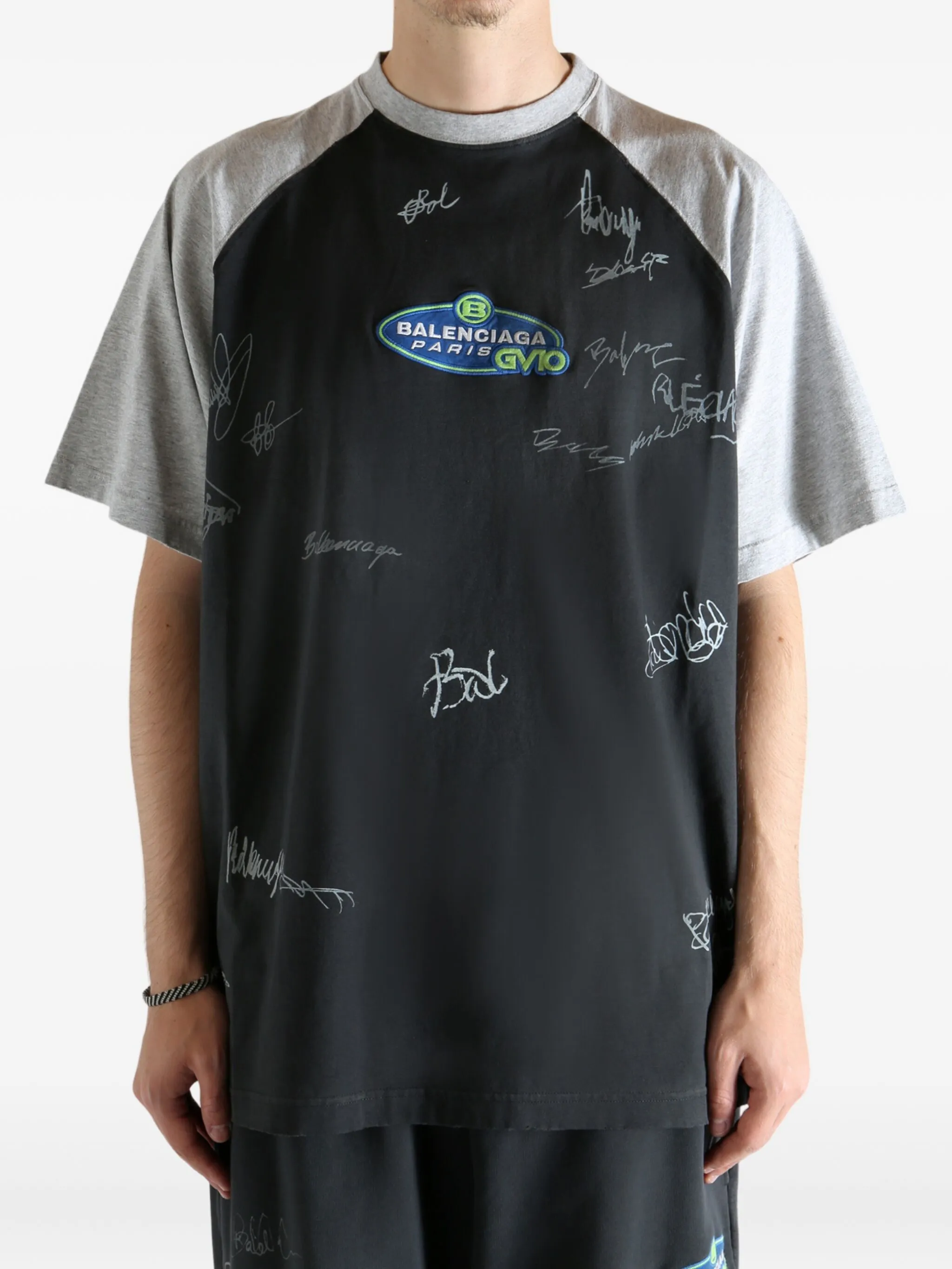 Футболка с графичным принтом Balenciaga, черный
Футболка с графичным принтом Balenciaga, черный