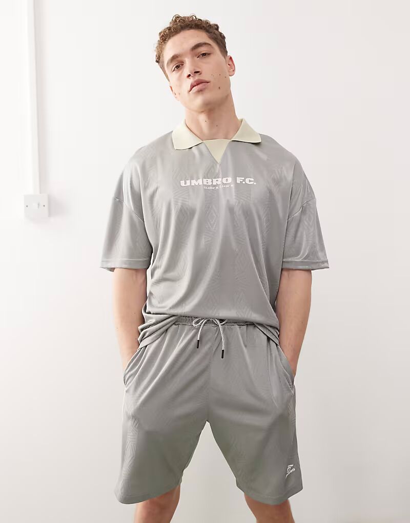 Футболка, серебристая Umbro
Футболка, серебристая Umbro
