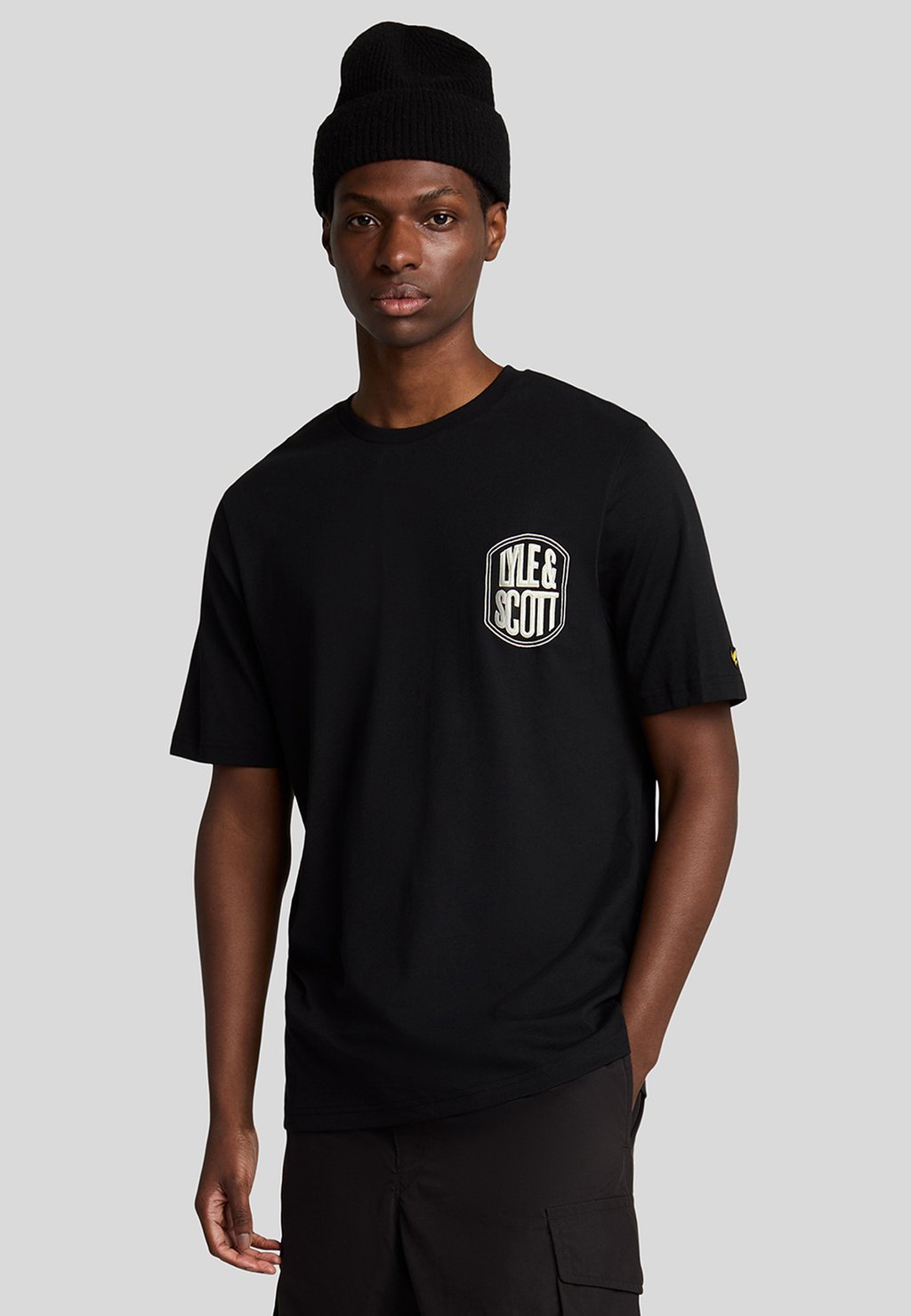 Футболка с принтом EMBROIDERED BADGE GRAPHIC Lyle & Scott, черный 
Футболка с принтом EMBROIDERED BADGE GRAPHIC Lyle & Scott, черный