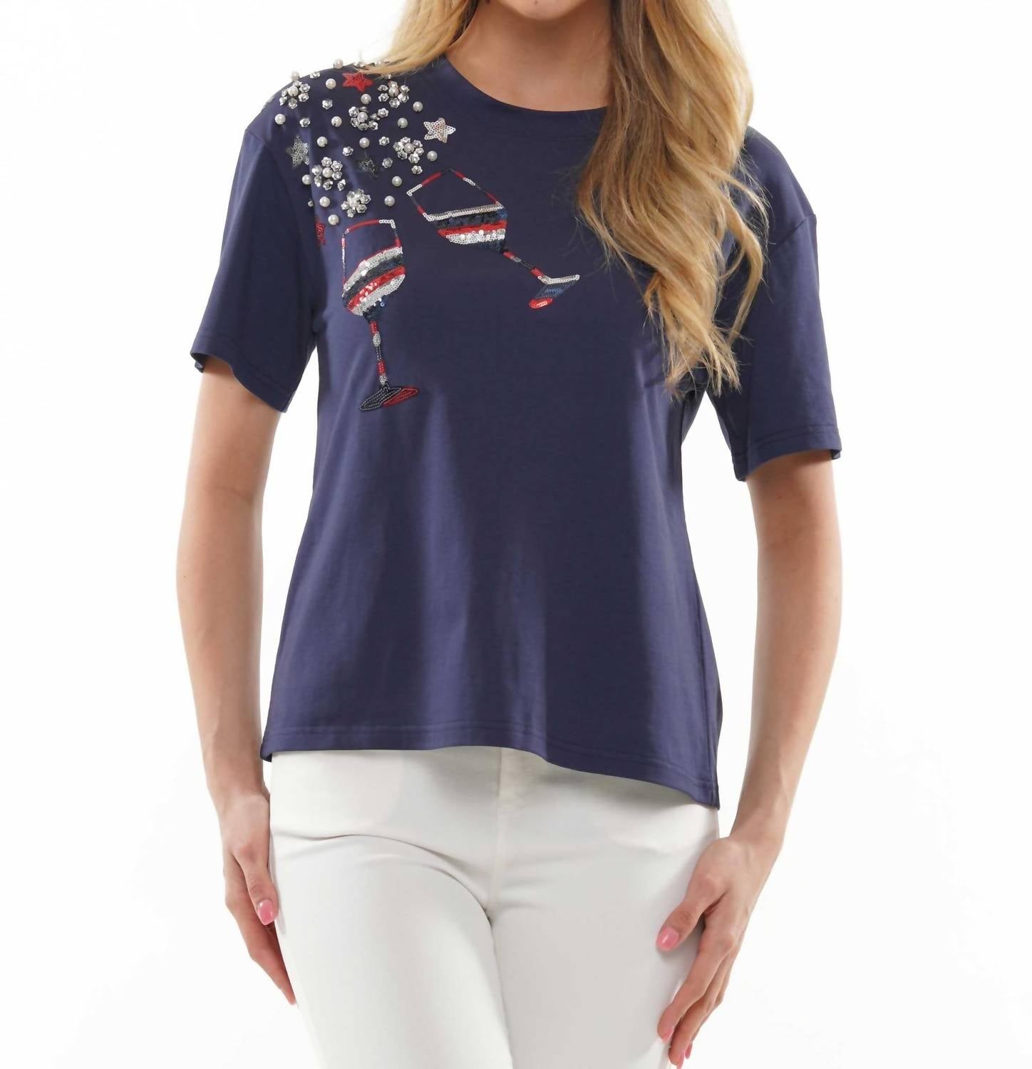 Американская футболка с винным бокалом в темно-синем цвете And The Why
Американская футболка с винным бокалом в темно-синем цвете And The Why