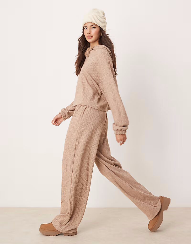 Широкие брюки в рубчик ASOS DESIGN коричневого цвета
Широкие брюки в рубчик ASOS DESIGN коричневого цвета