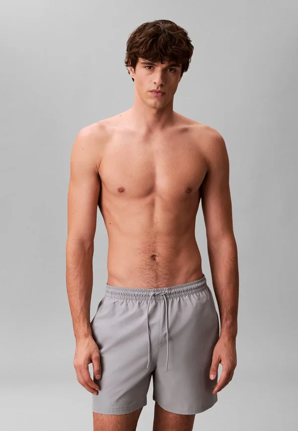 Плавки средней длины с завязками на поясе и графическим монограммом. Calvin Klein Swimwear, Misty Grey, Серый, Плавки средней длины с завязками на поясе и графическим монограммом. Calvin Klein Swimwear, Misty Grey
Плавки средней длины с завязками на поясе и графическим монограммом. Calvin Klein Swimwear, Misty Grey, Серый, Плавки средней длины с завязками на поясе и графическим монограммом. Calvin Klein Swimwear, Misty Grey