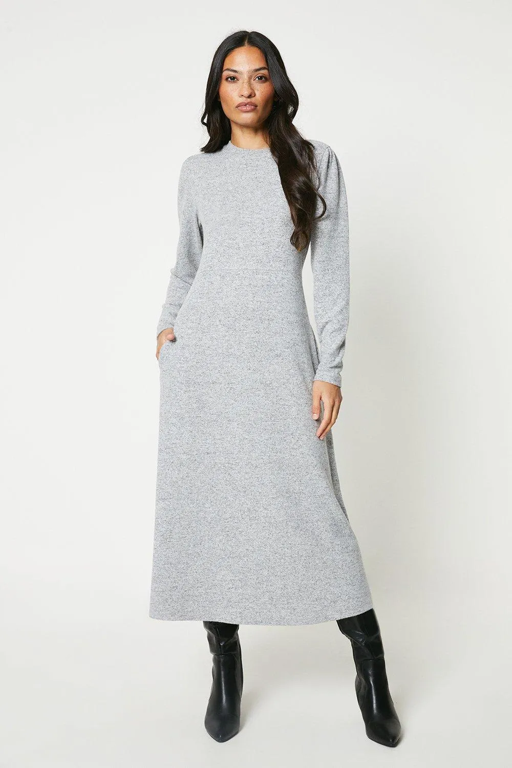 Расклешенное платье миди с высоким воротником и расклешенным начесом Soft Touch Dorothy Perkins, серый
Расклешенное платье миди с высоким воротником и расклешенным начесом Soft Touch Dorothy Perkins, серый