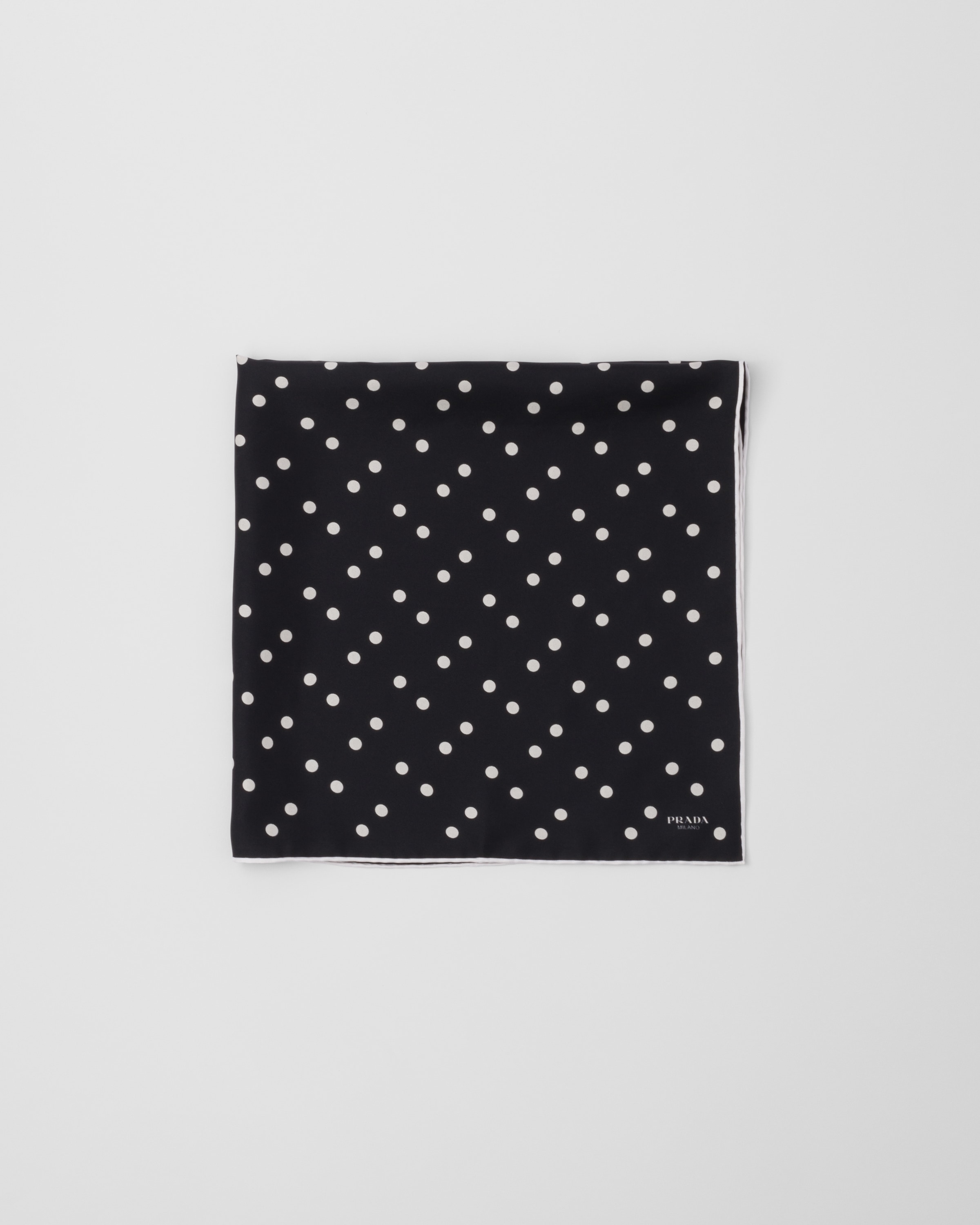 Платок из принтованного шелкового твила 65x65 Prada, черный
Платок из принтованного шелкового твила 65x65 Prada, черный