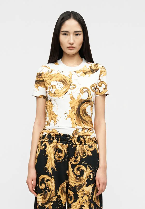Футболка с принтом Versace Jeans Couture, White/Gold-Coloured, Белый, Футболка с принтом Versace Jeans Couture, White/Gold-Coloured
Футболка с принтом Versace Jeans Couture, White/Gold-Coloured, Белый, Футболка с принтом Versace Jeans Couture, White/Gold-Coloured