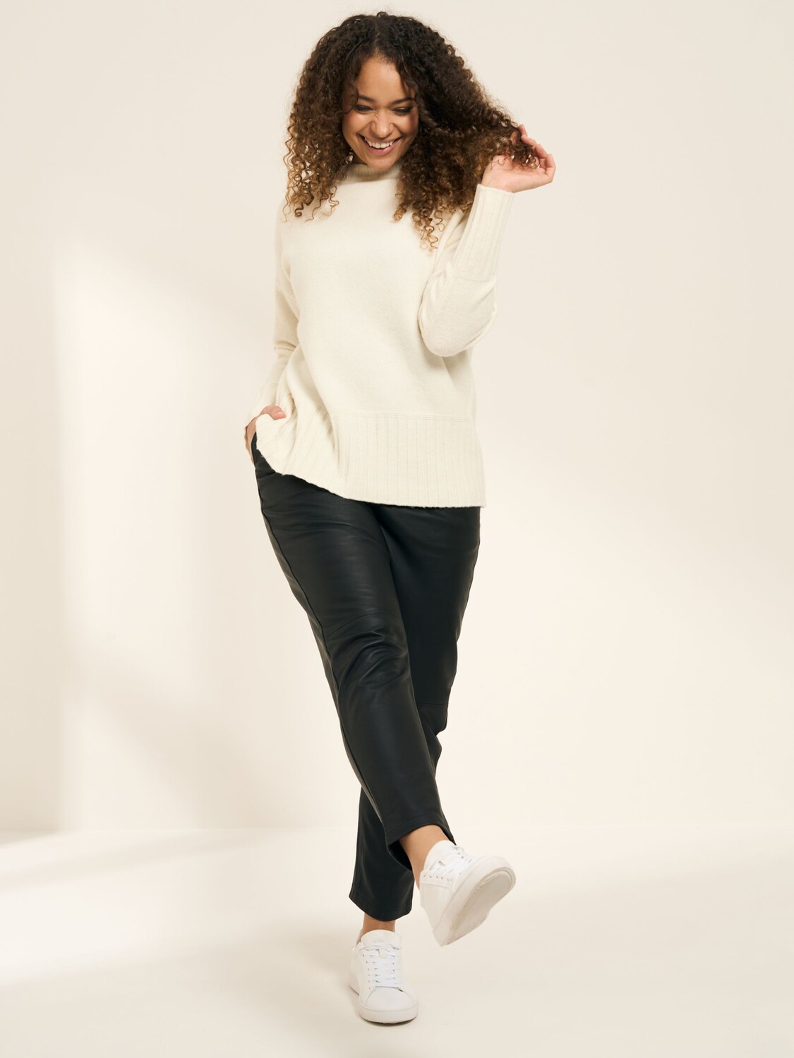 Джемпер-воронка Truly, белый
Джемпер-воронка Truly, белый