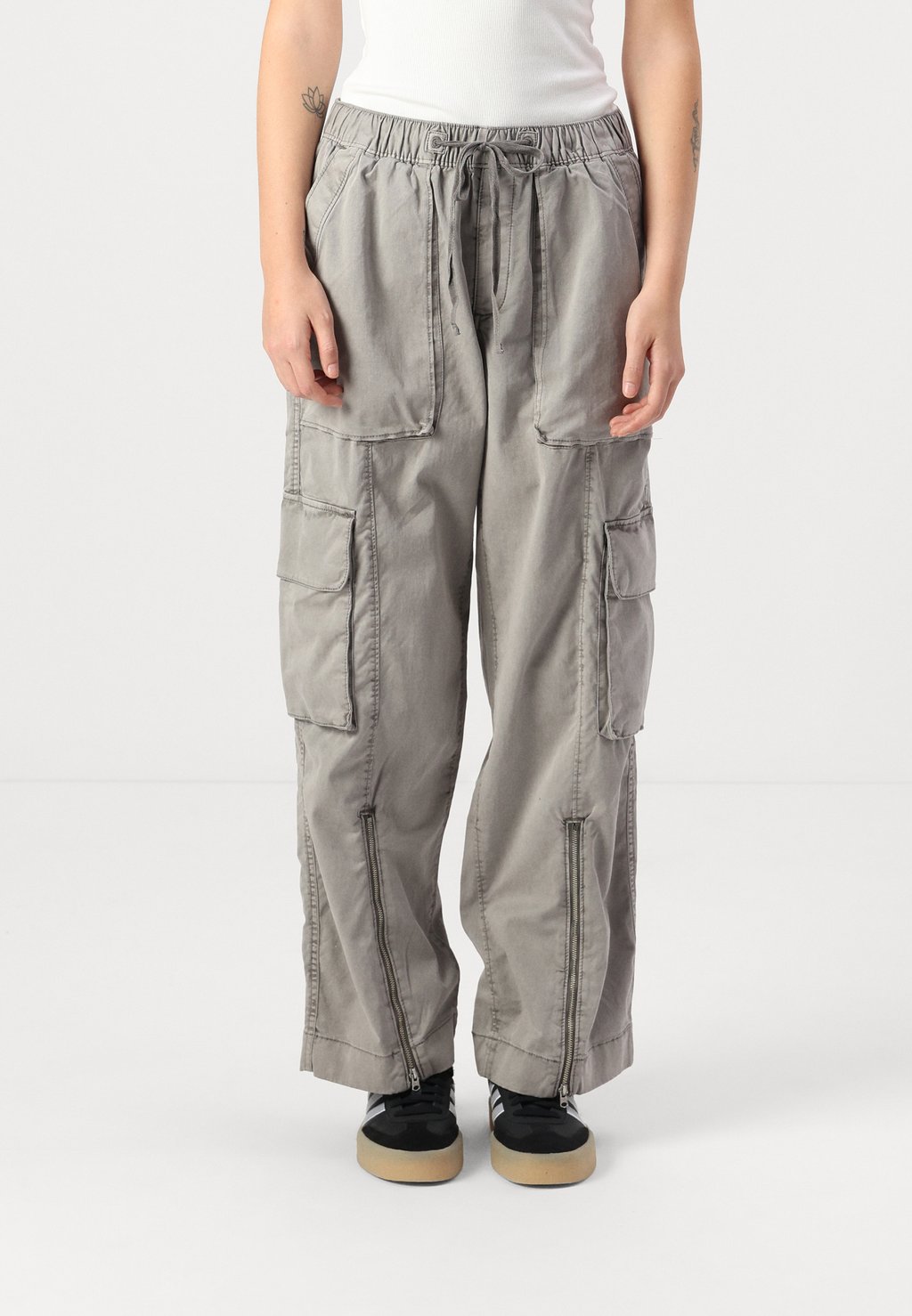 Брюки карго WIDE LEG CARGO Abercrombie & Fitch, синий
Брюки карго WIDE LEG CARGO Abercrombie & Fitch, синий
