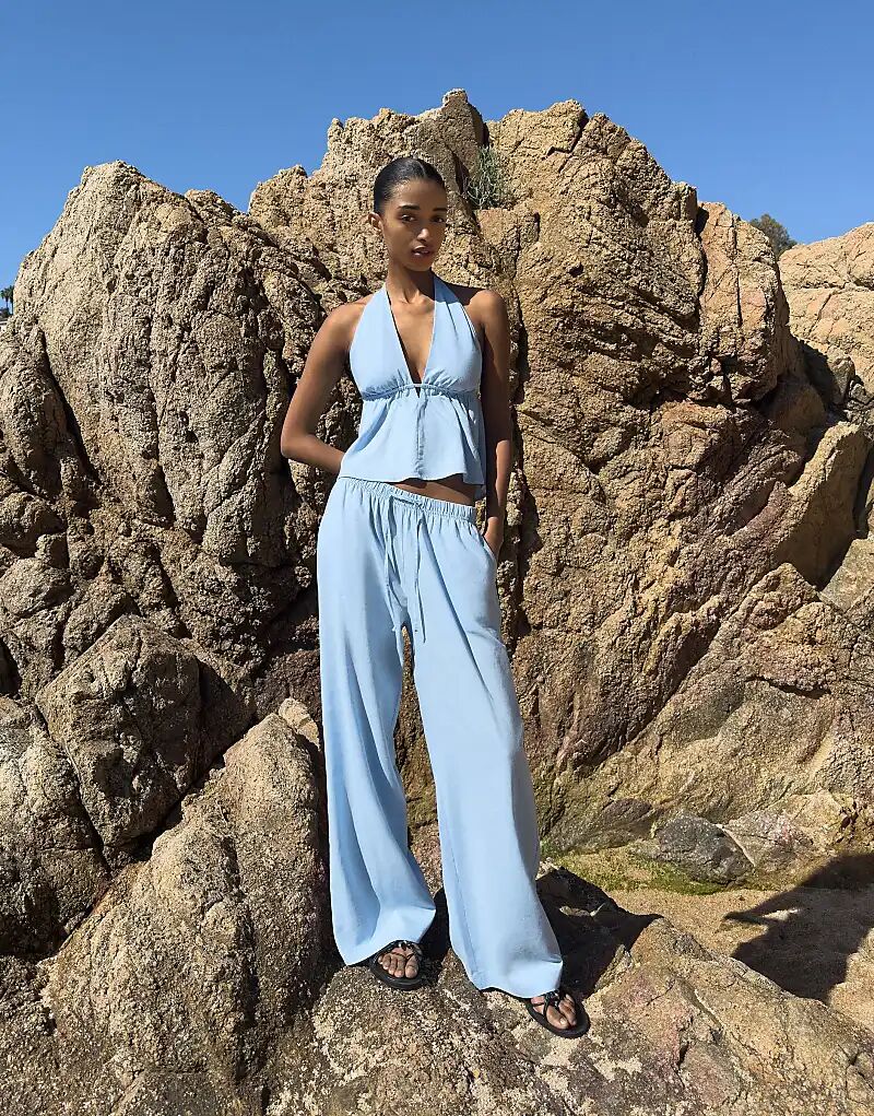 Брюки Bershka из льняной смеси с эластичным поясом светло-голубого цвета
Брюки Bershka из льняной смеси с эластичным поясом светло-голубого цвета