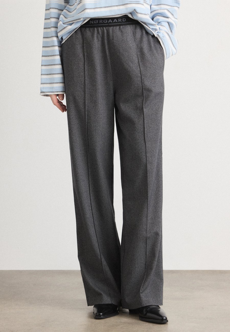 Брюки Mads Nørgaard HARLY PANTS, Dark Grey Melange/Mottled Anthracite
Брюки Mads Nørgaard HARLY PANTS, Dark Grey Melange/Mottled Anthracite