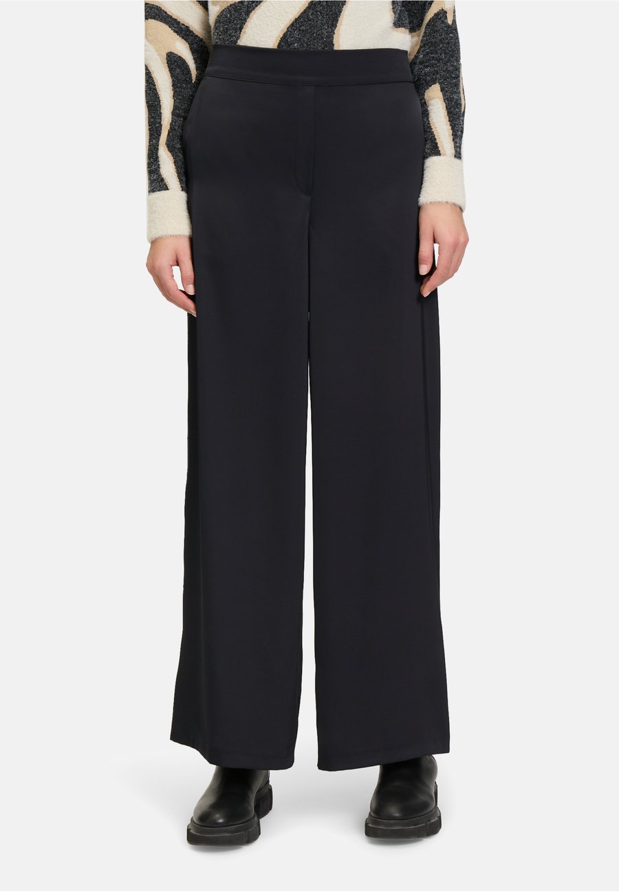 Брюки Betty & Co SCHLUPF MIT WEITEM BEIN, Schwarz/Black
Брюки Betty & Co SCHLUPF MIT WEITEM BEIN, Schwarz/Black