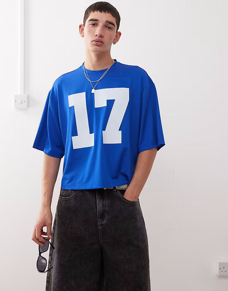 COLLUSION Футболка свободного кроя из синего спортивного трикотажа Air Tex с принтом номера
COLLUSION Футболка свободного кроя из синего спортивного трикотажа Air Tex с принтом номера