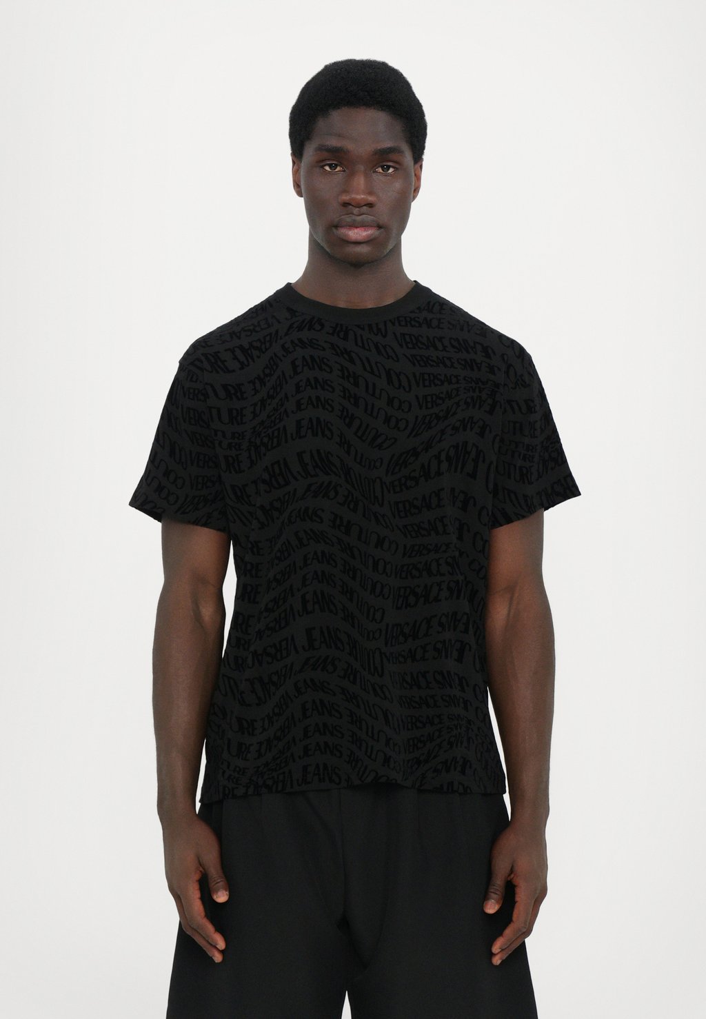 Футболка с принтом ALL OVER Versace Jeans Couture, черный
Футболка с принтом ALL OVER Versace Jeans Couture, черный