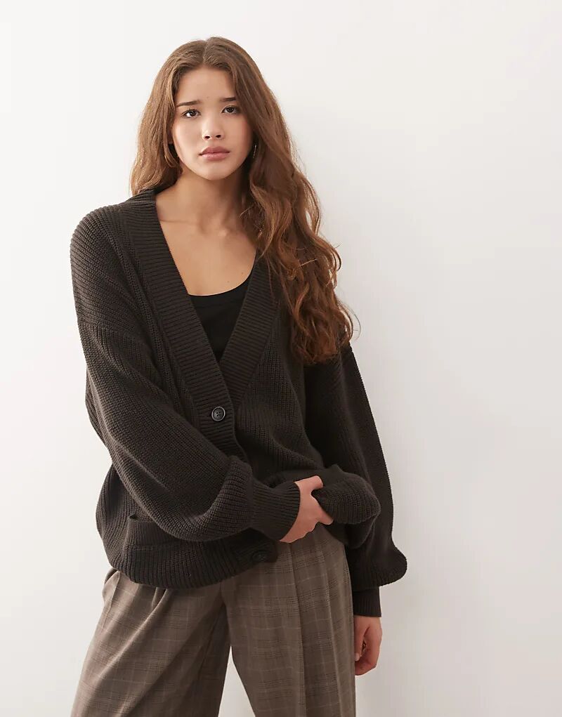 Длинный вязаный кардиган свободного кроя Monki темно-серого цвета
Длинный вязаный кардиган свободного кроя Monki темно-серого цвета