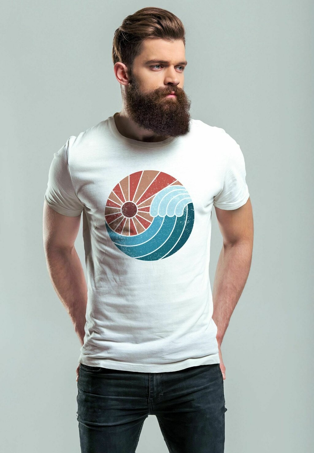 Футболка с принтом WELLE WAVE SONNE SOMMER RETRO VINTAGE Neverless, цвет weiß 
Футболка с принтом WELLE WAVE SONNE SOMMER RETRO VINTAGE Neverless, цвет weiß