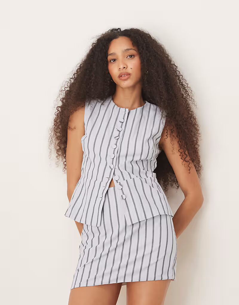 Гламурный жилет на пуговицах в полоску белого и угольно-серого цвета Glamorous
Гламурный жилет на пуговицах в полоску белого и угольно-серого цвета Glamorous