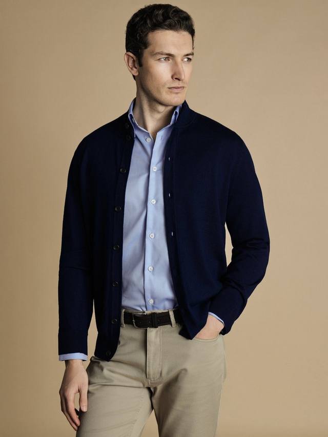 Кардиган из мериносовой шерсти с воронкообразным воротником и застёжкой на пуговицах Charles Tyrwhitt, Navy
Кардиган из мериносовой шерсти с воронкообразным воротником и застёжкой на пуговицах Charles Tyrwhitt, Navy