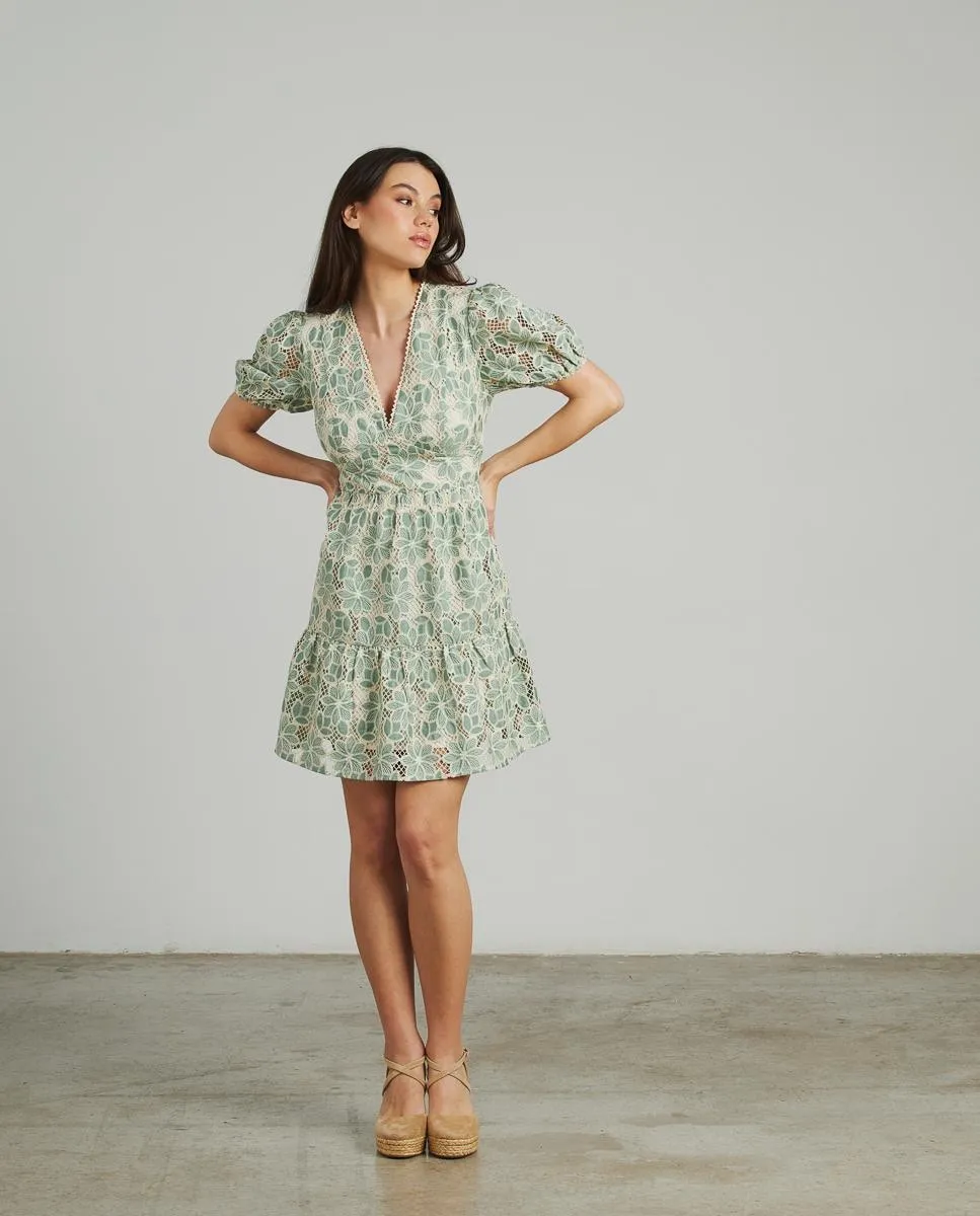 Короткое платье с вышивкой и ажурной отделкой, V-образным вырезом и короткими буфчатыми рукавами Alma En Pena, зеленый
Короткое платье с вышивкой и ажурной отделкой, V-образным вырезом и короткими буфчатыми рукавами Alma En Pena, зеленый