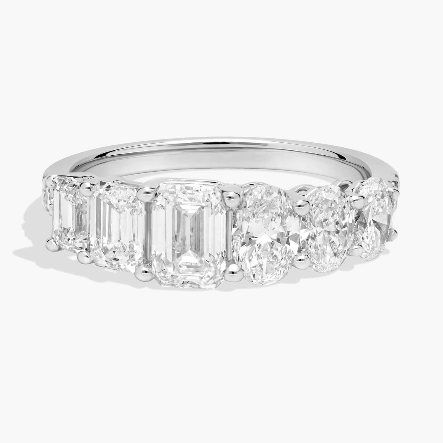 Кольцо с выращенными в лаборатории бриллиантами овальной огранки и изумрудом из 14-каратного белого золота (2 1/4 карата). Blue Nile