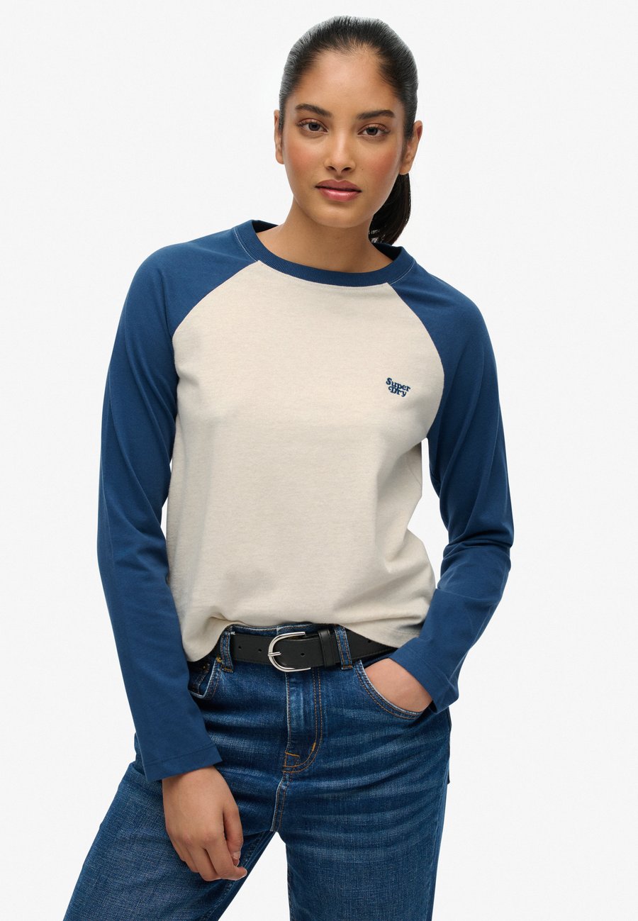 Топ Superdry & Co ESSENTIAL LOGO LONG SLEEVE , Light Oat Marl Sargasso Sea Blue/Dark Blue
Топ Superdry & Co ESSENTIAL LOGO LONG SLEEVE , Light Oat Marl Sargasso Sea Blue/Dark Blue