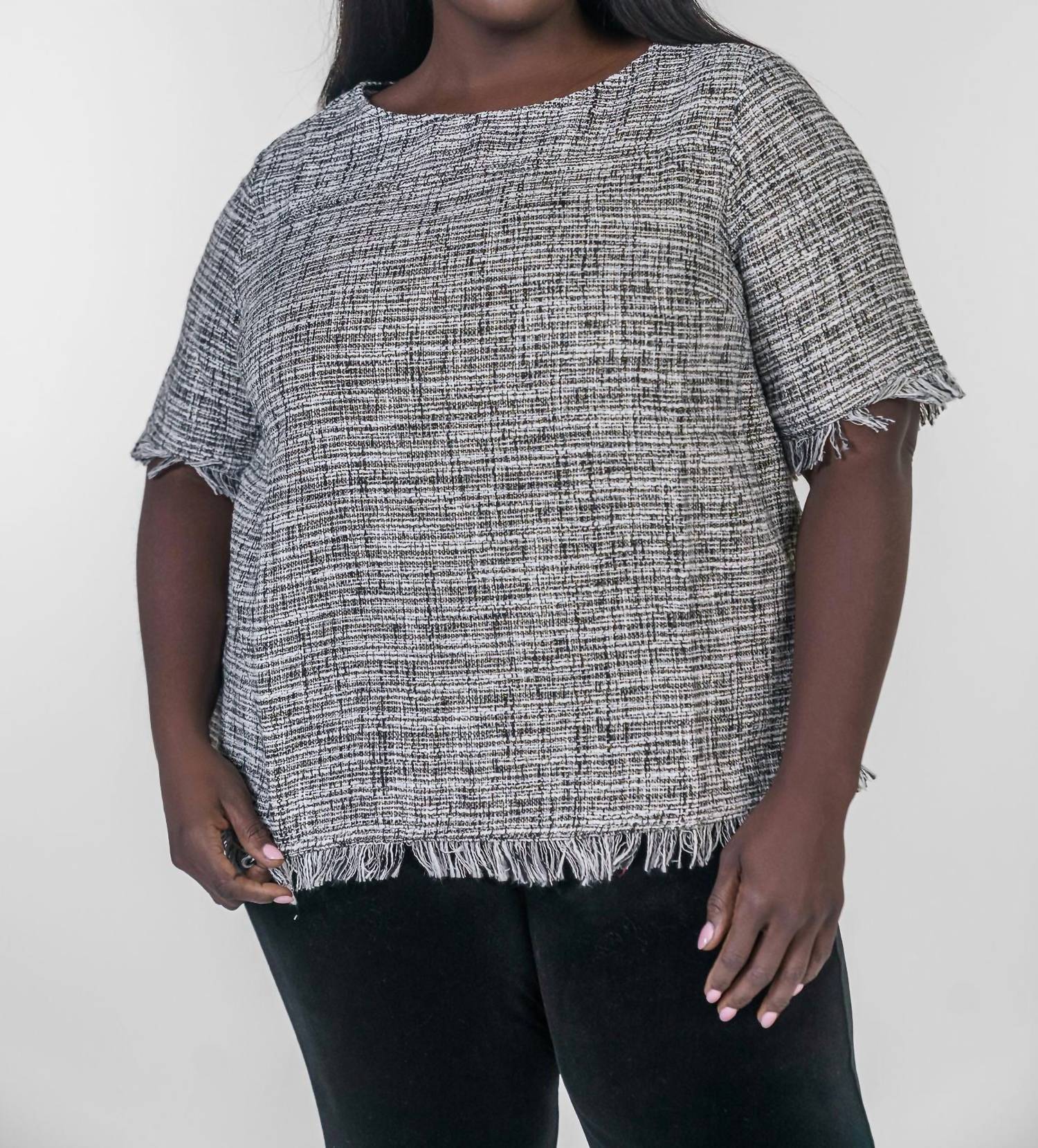 Черная блузка с бахромой в стиле Tweed Mar
Черная блузка с бахромой в стиле Tweed Mar