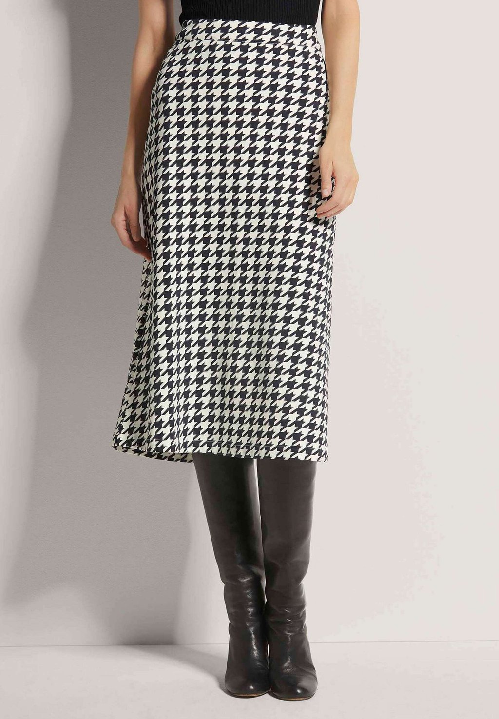 Юбка А-силуэта IM HAHNENTRITT-DESSIN MADELEINE, черный
Юбка А-силуэта IM HAHNENTRITT-DESSIN MADELEINE, черный