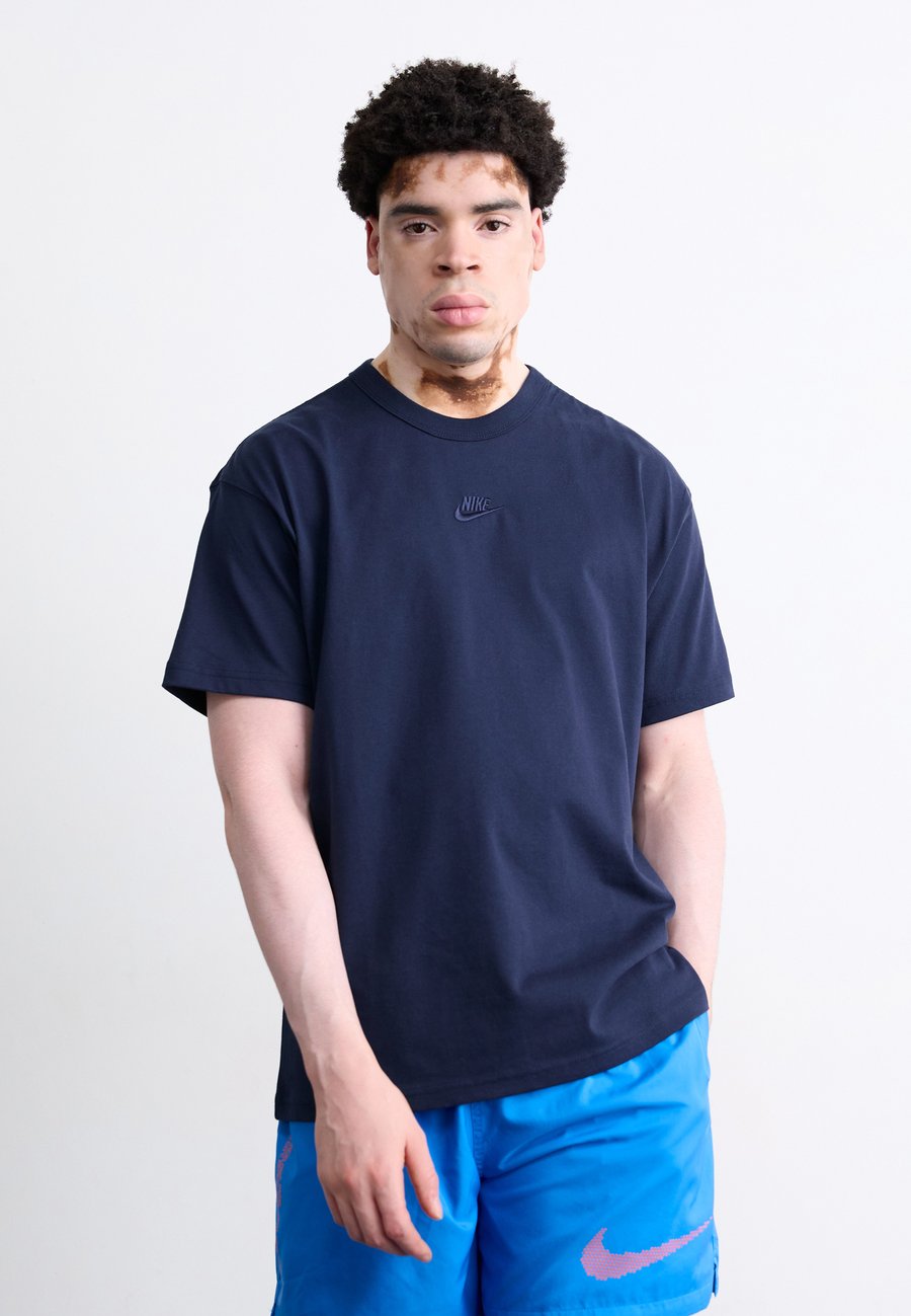 Футболка Nike Sportswear TEE, Obsidian/Dark Blue
Футболка Nike Sportswear TEE, Obsidian/Dark Blue
