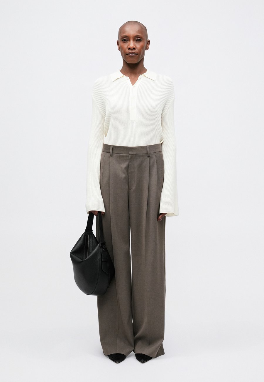 Сумка Armani Exchange SUSIE SOFT HOBO, Black
Сумка Armani Exchange SUSIE SOFT HOBO, Black