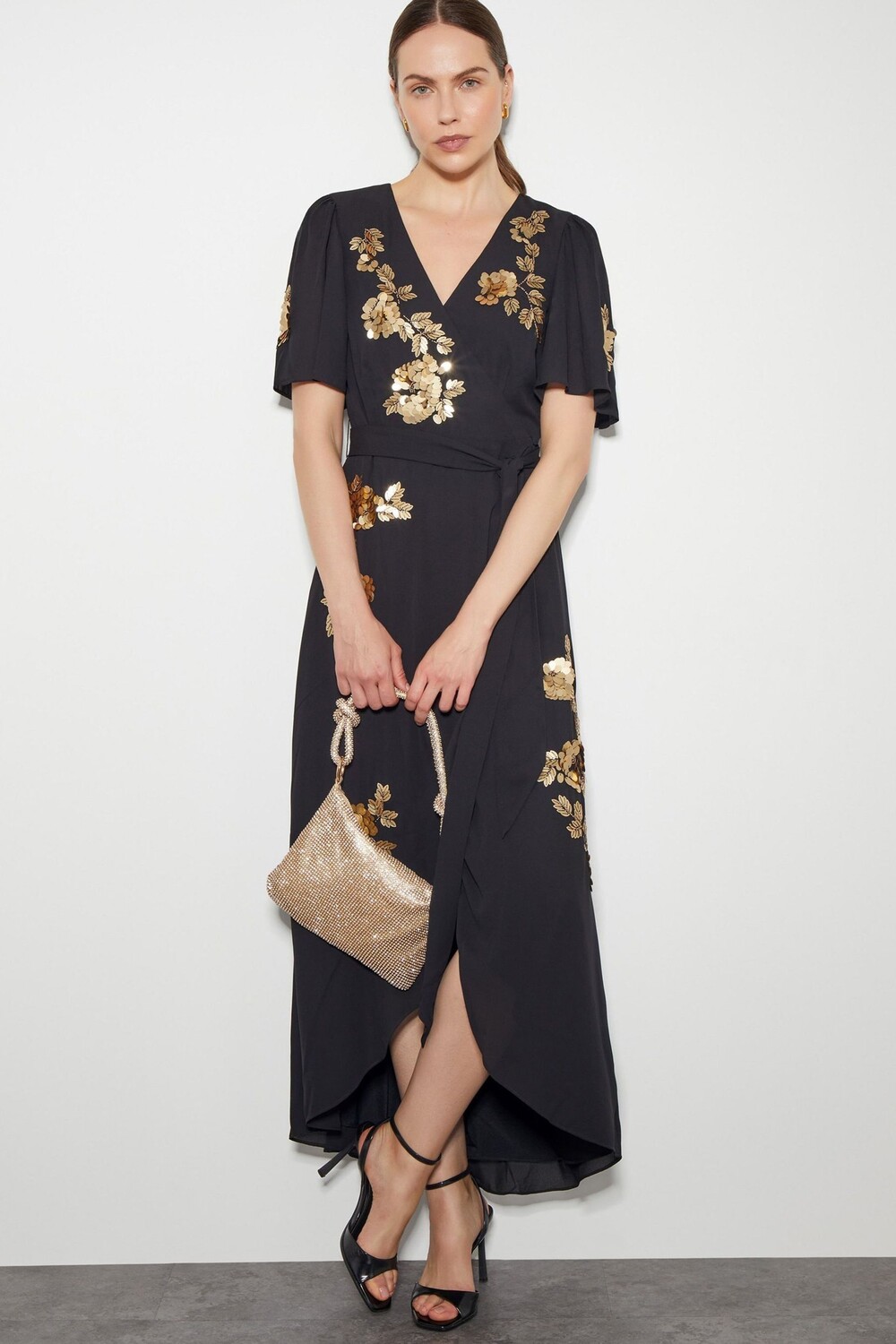 Платье халат миди с пайетками и цветочным принтом Sarah Monsoon, черный
Платье халат миди с пайетками и цветочным принтом Sarah Monsoon, черный