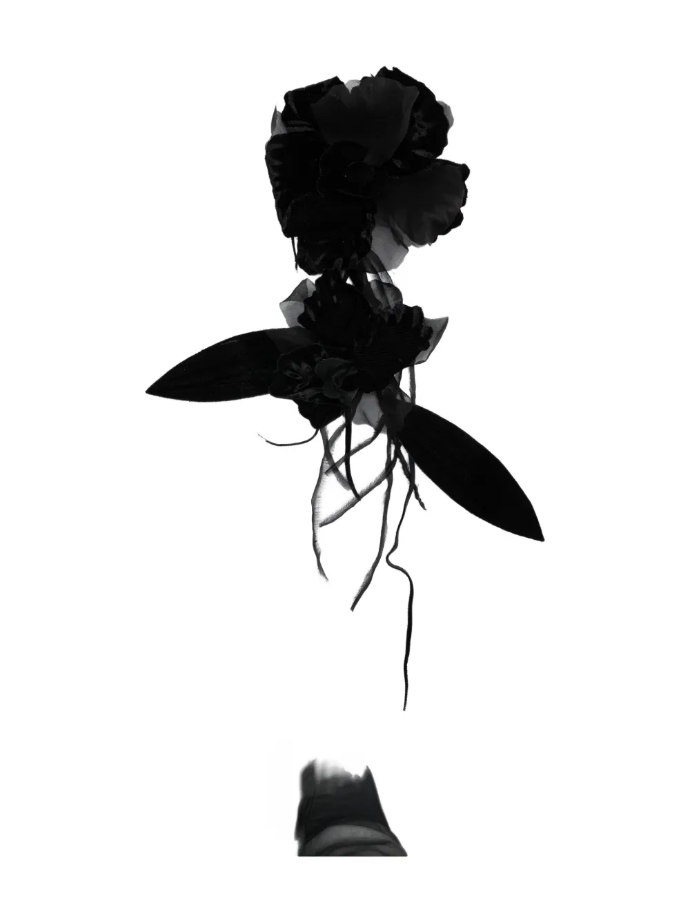 Брошь с бахромой и деталями в виде розы Alberta Ferretti, черный
Брошь с бахромой и деталями в виде розы Alberta Ferretti, черный