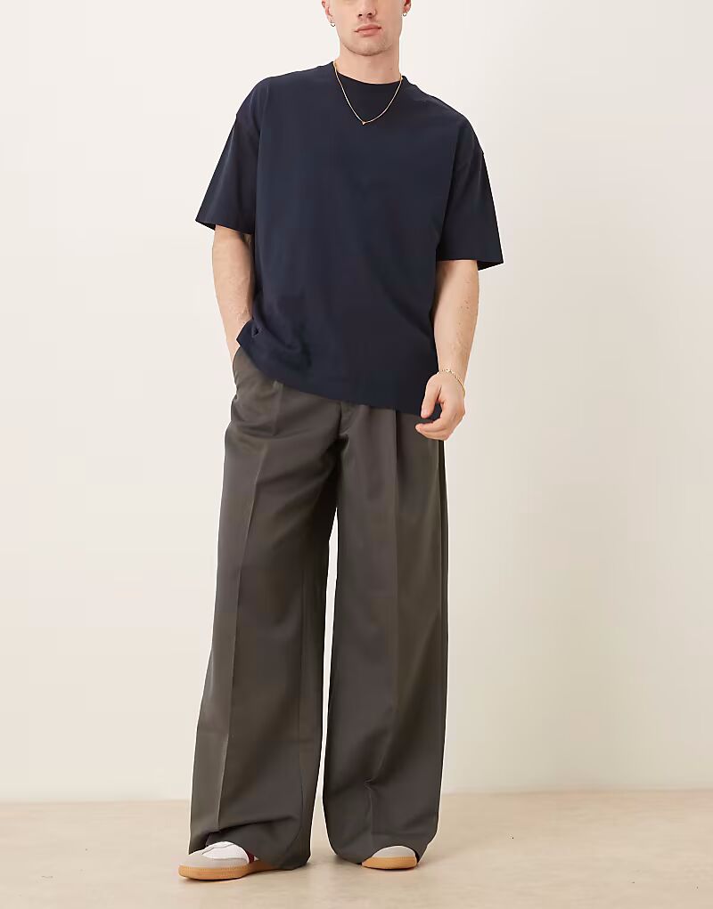 Брюки свободного кроя ASOS DESIGN темно-серого цвета со складками спереди
Брюки свободного кроя ASOS DESIGN темно-серого цвета со складками спереди