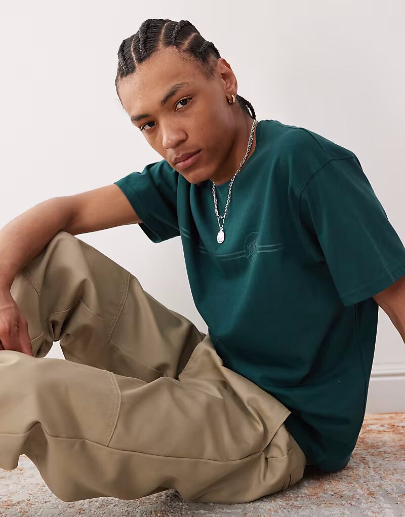 Футболка с графическим логотипом Santa Cruz Opus Dot и принтом на спине в бирюзовом цвете
Футболка с графическим логотипом Santa Cruz Opus Dot и принтом на спине в бирюзовом цвете