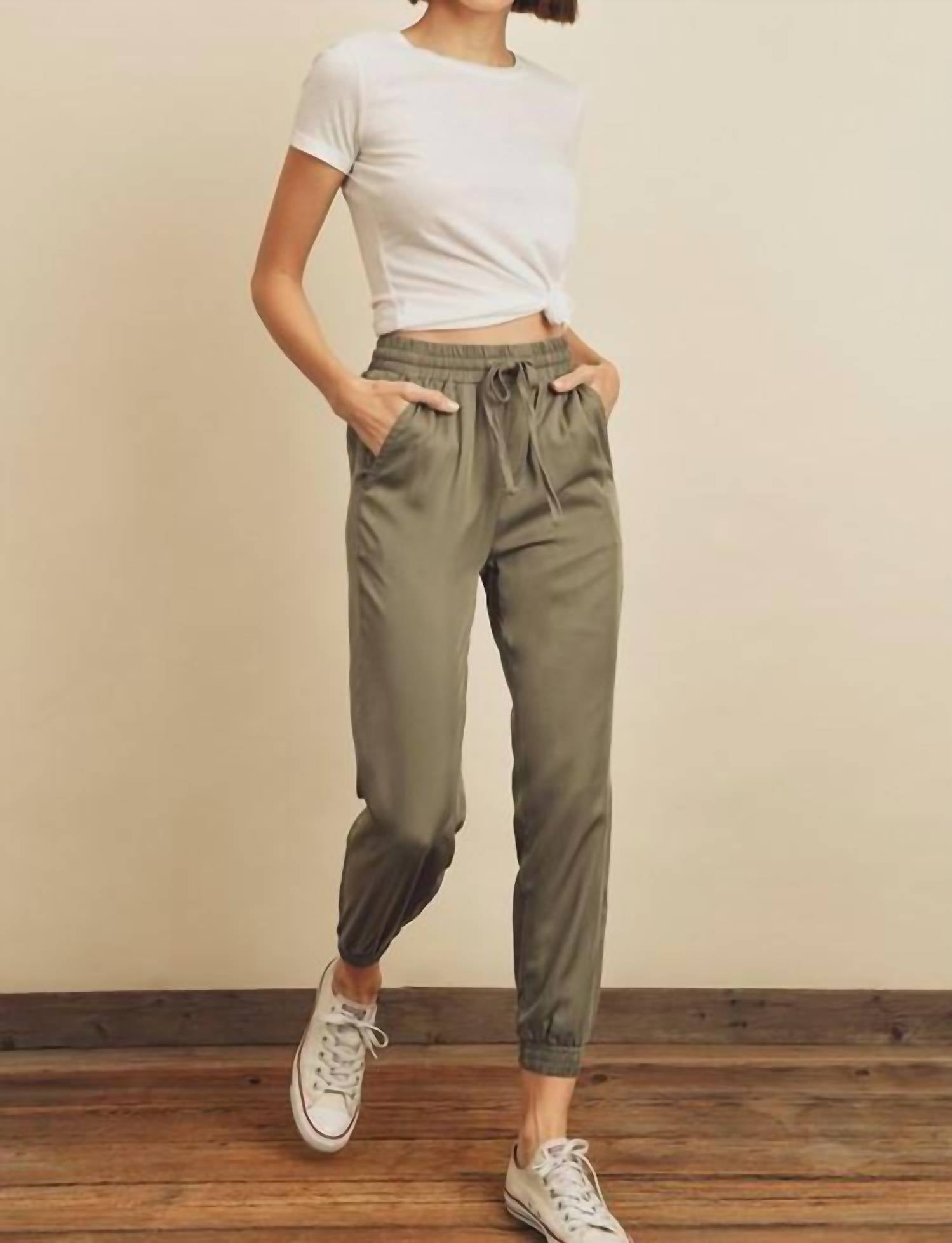 Уютные джоггеры в светло-оливковом цвете DRESS FORUM
Уютные джоггеры в светло-оливковом цвете DRESS FORUM