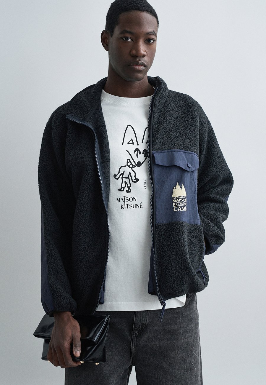 Флисовая куртка Maison Kitsuné CASUAL JACKET, Black
Флисовая куртка Maison Kitsuné CASUAL JACKET, Black