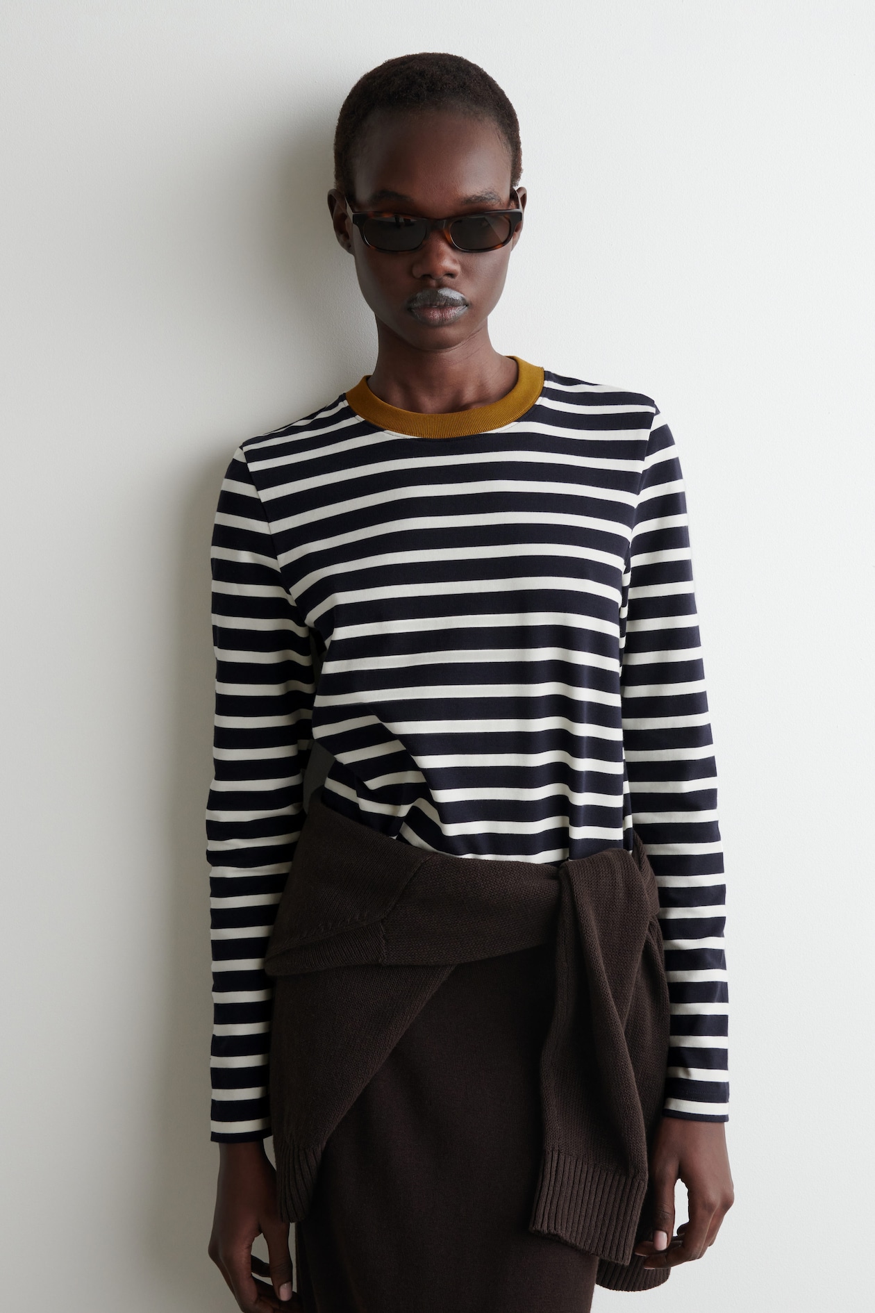 Футболка с длинным рукавом clean cut-regular fit COS, цвет Écru/Granatowy/Brązowy
Футболка с длинным рукавом clean cut-regular fit COS, цвет Écru/Granatowy/Brązowy