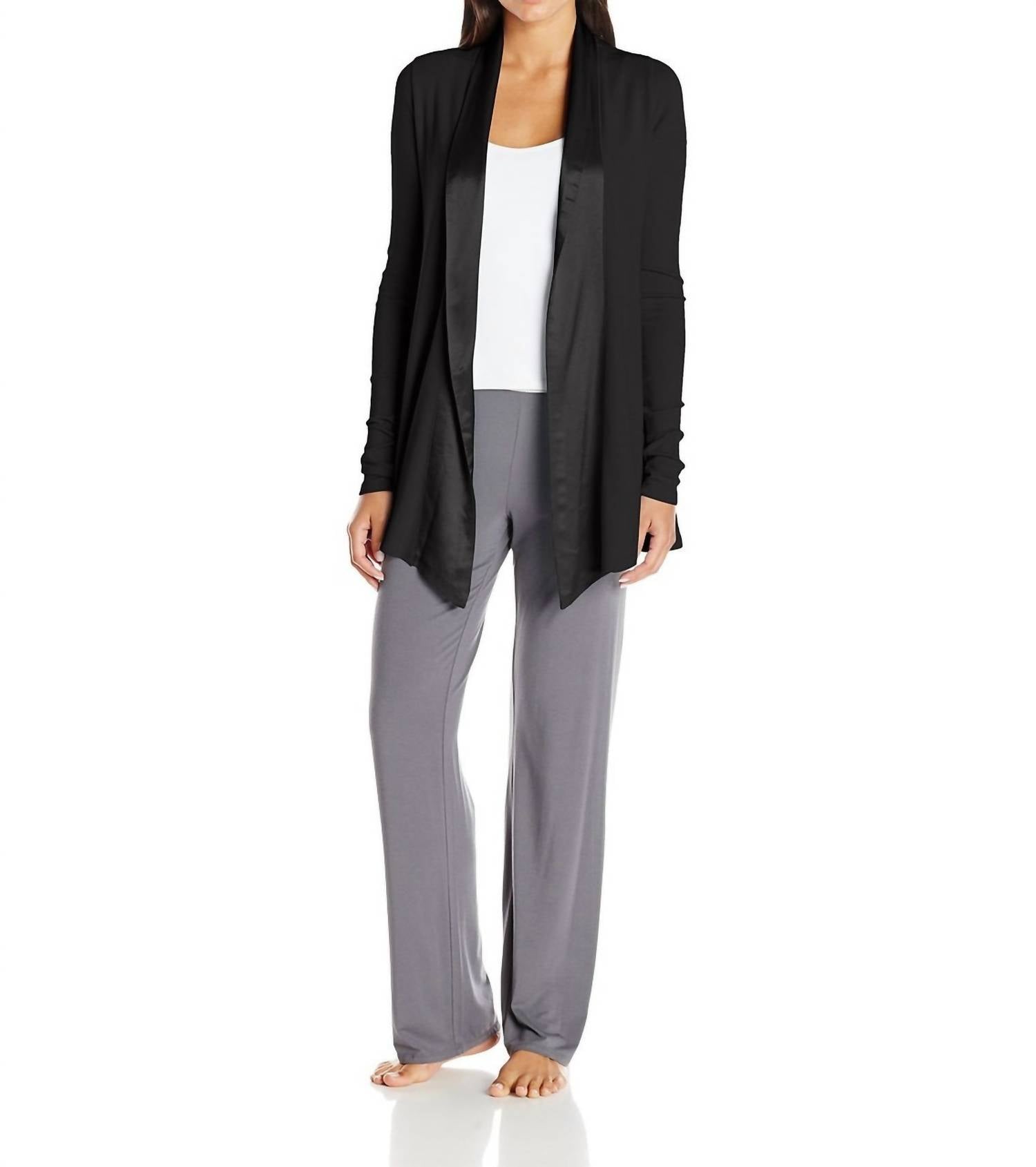 Халат Shelby с атласной отделкой и карманами черного цвета PJ Harlow
Халат Shelby с атласной отделкой и карманами черного цвета PJ Harlow