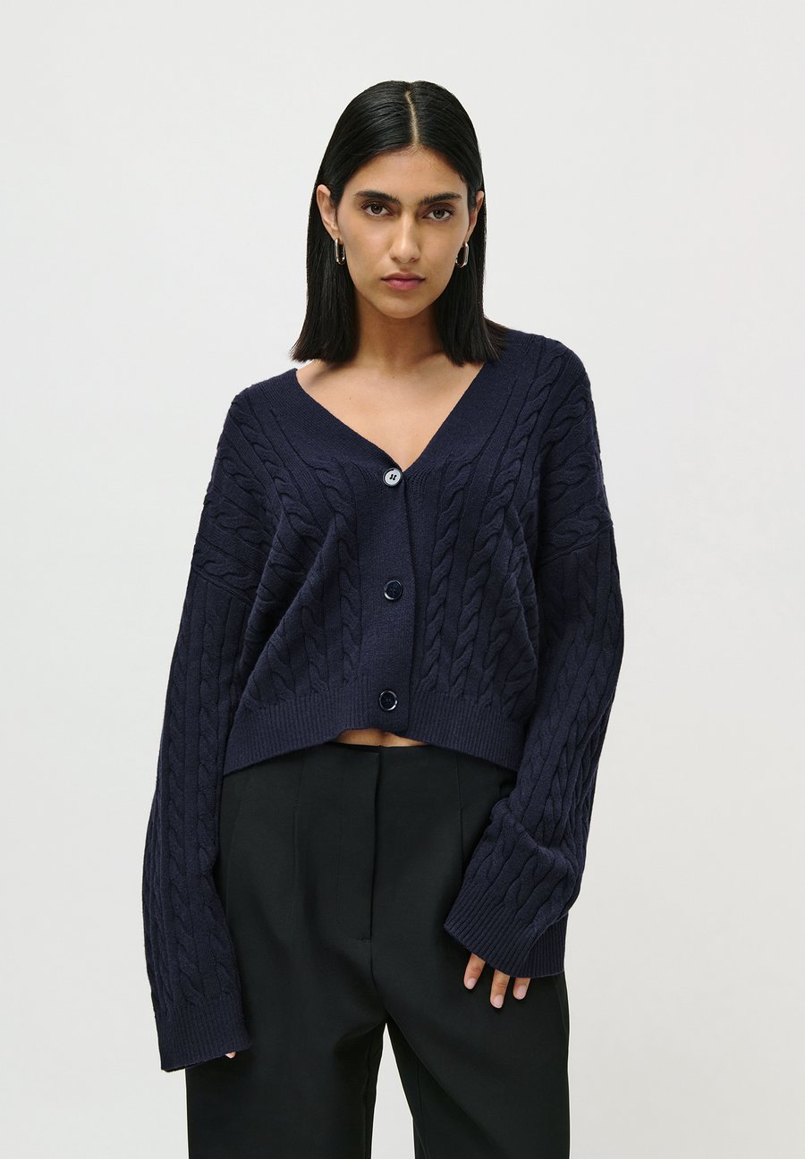 Кардиган LeGer by Lena Gercke LIONNE , Night Sky/Blue
Кардиган LeGer by Lena Gercke LIONNE , Night Sky/Blue