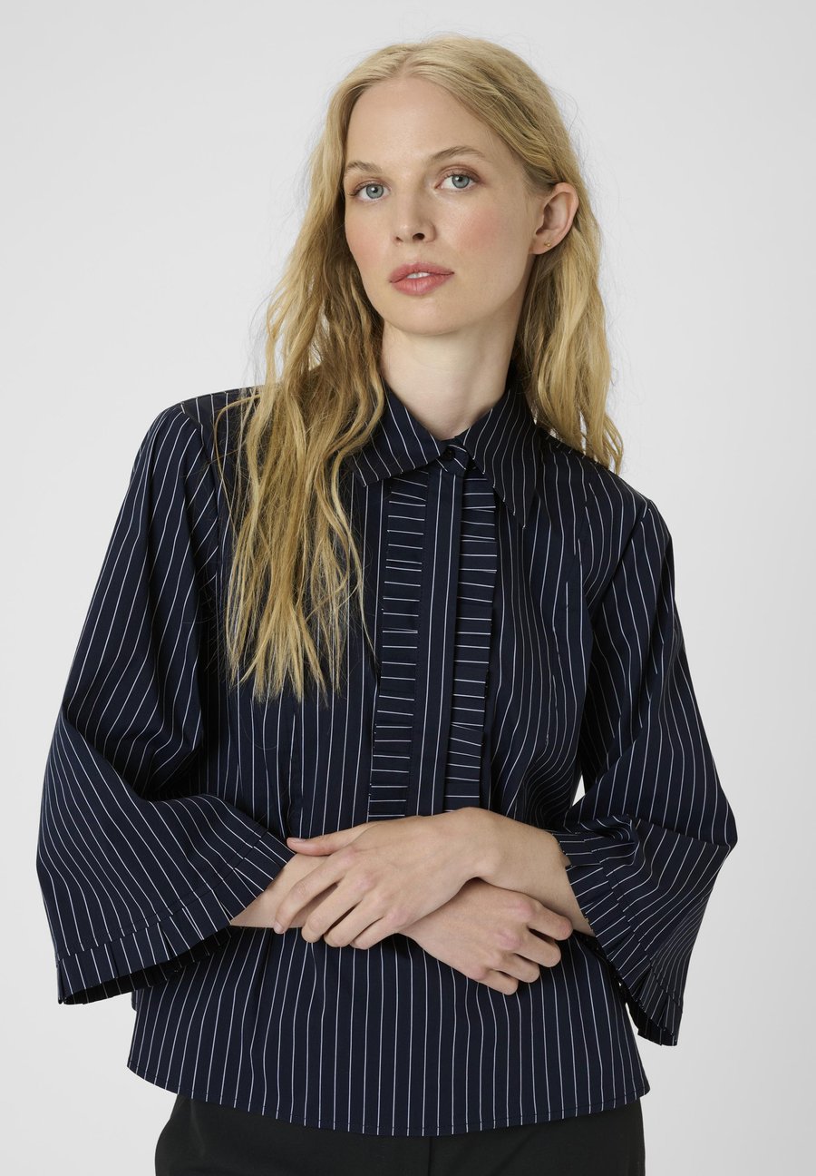 Блуза Karen by Simonsen Blouse, Inkwell Stripe/Dark Blue
Блуза Karen by Simonsen Blouse, Inkwell Stripe/Dark Blue