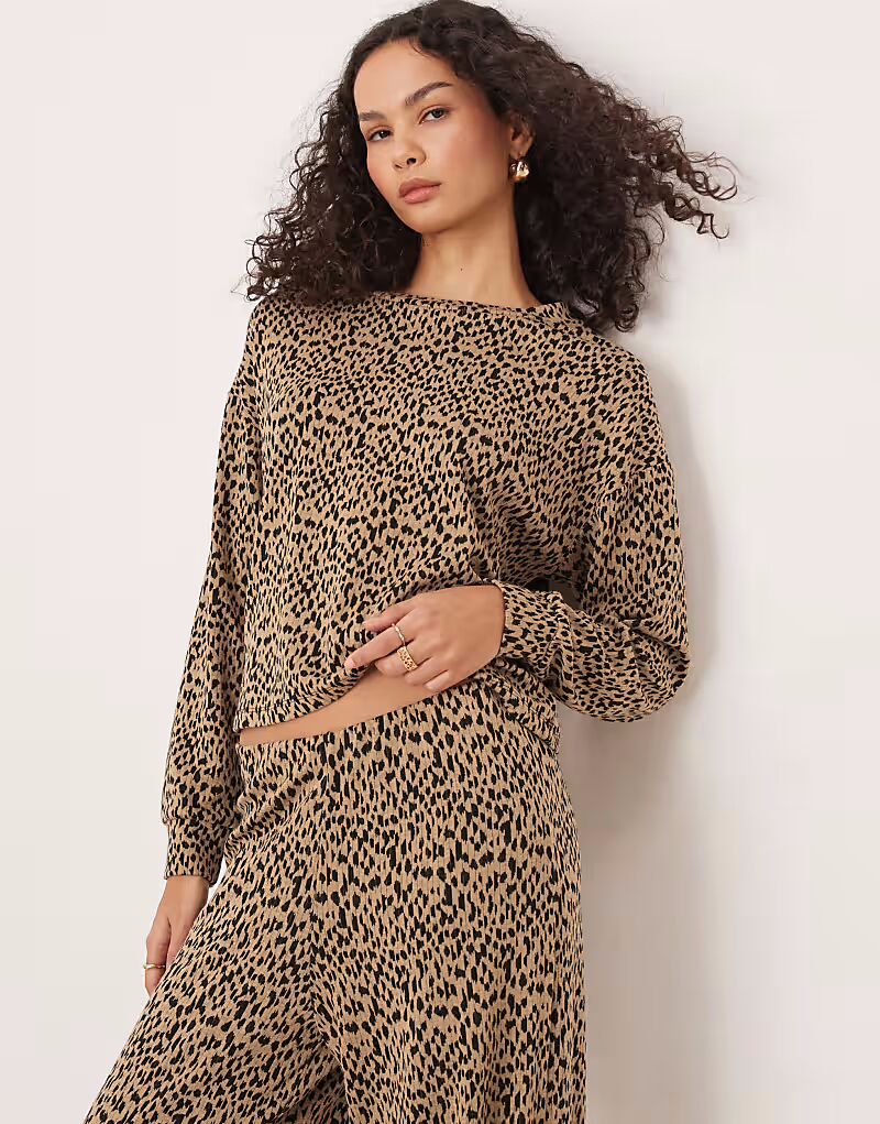 Супермягкий трикотажный топ Vila с принтом мини-леопарда
Супермягкий трикотажный топ Vila с принтом мини-леопарда