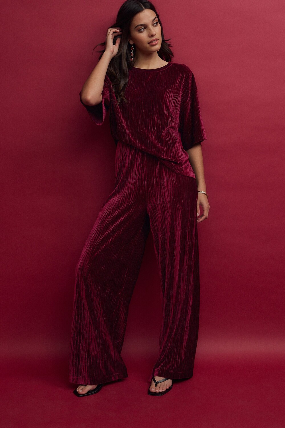 Широкие брюки из бархата плиссе Next, красный
Широкие брюки из бархата плиссе Next, красный