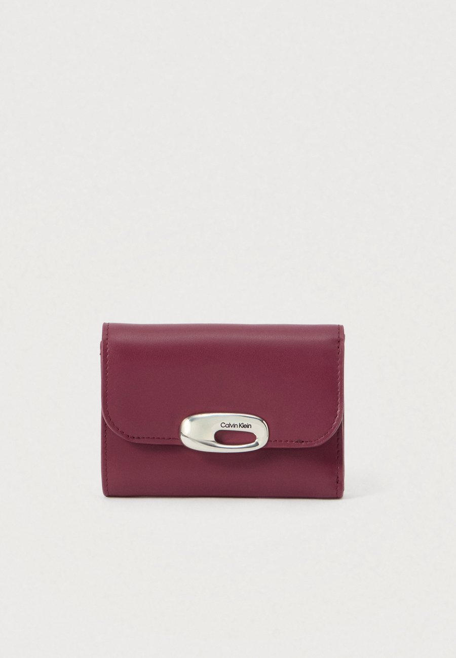 Кошелек Calvin Klein HARDWARE TRIFOLD WITH ZIP POCKET, Alluring Pink/Bordeaux
Кошелек Calvin Klein HARDWARE TRIFOLD WITH ZIP POCKET, Alluring Pink/Bordeaux